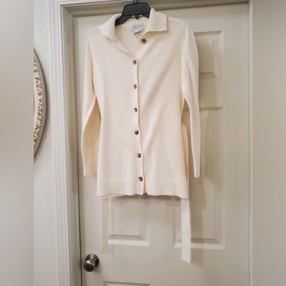 Jaclyn Smith long sleeve sweater is a size Small.